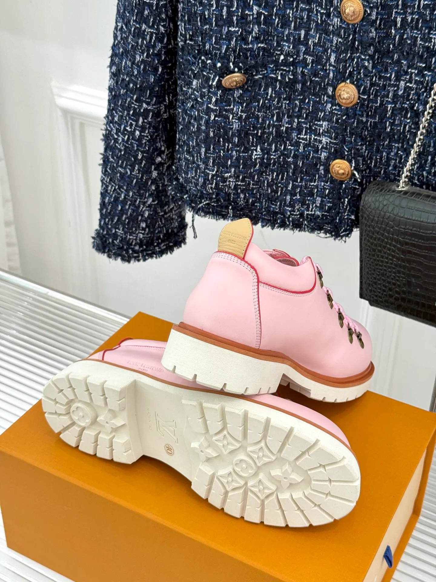 P720 LV Remix derby 25WF new product, the top version of couple's derby shoes, uses classic as the base color to reshape the fashion style✨ Various colors break the monotony. Black is cool, brown is retro, pink is sweet, and blue is fresh. Suitable for different styles of wear🎨 The delicate leather fits the foot shape and the shoelace details hide ingenuity. It is a fashion symbol of walking and steps on the forefront of the trend every step of the way. Start your own style journey🚶‍♀️ The fabric is made of first-layer cowhide, the inner pads are all sheepskin, the original molded custom TPU non-slip outsole size: Female: 35-41 (40/41 customized) Male: 39-46 (45/46 customized)